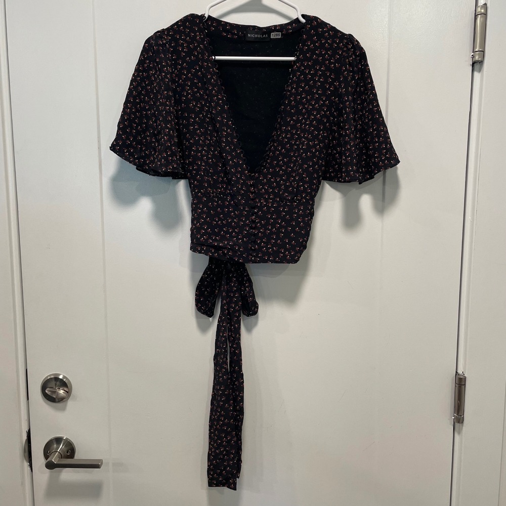 Nicholas Black Floral Silk Wrap Crop Top Short Flutter Sleeve V-Neck Size 6